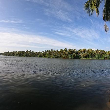 Ambili Riverfront Villa With Party Hall Irimbranallur Exterior foto